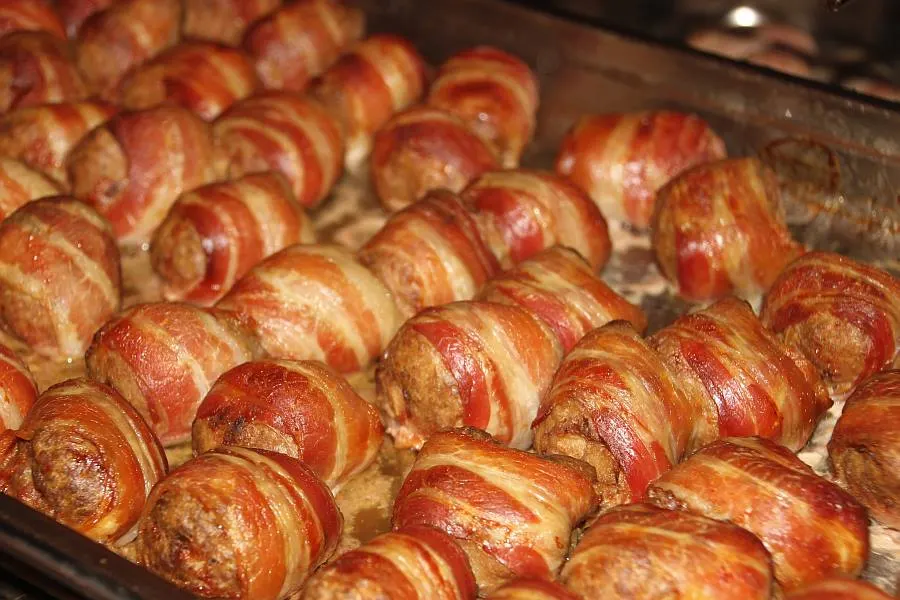 Bacon-umwickelte Fleischröllchen frisch aus dem Smoker