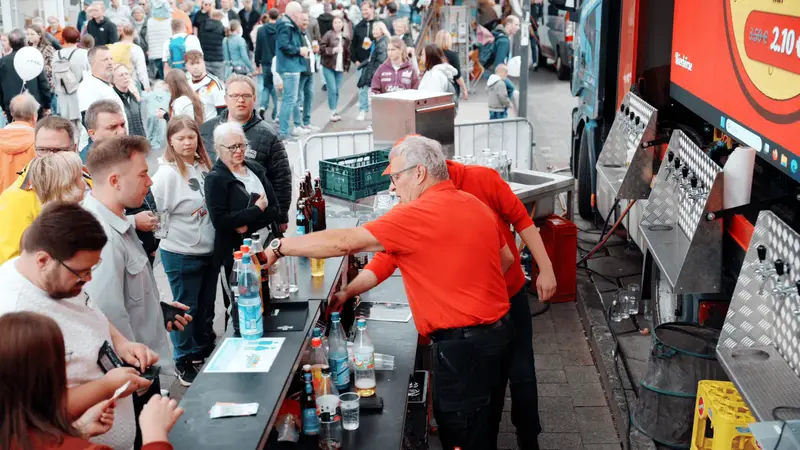 Großer Andrang an der Ausgabetheke des Gastro-Liners