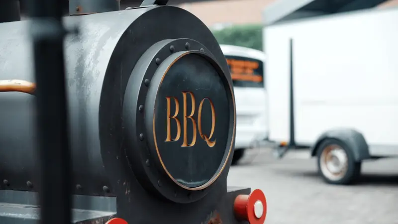 Detailaufnahme des BBQ-Trains mit Emblem