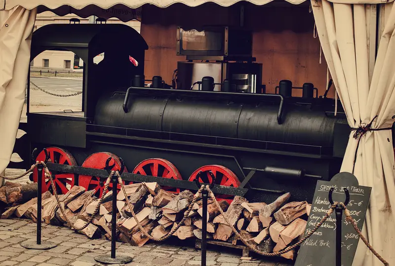 Der BBQ Train mit gestapeltem Brennholz