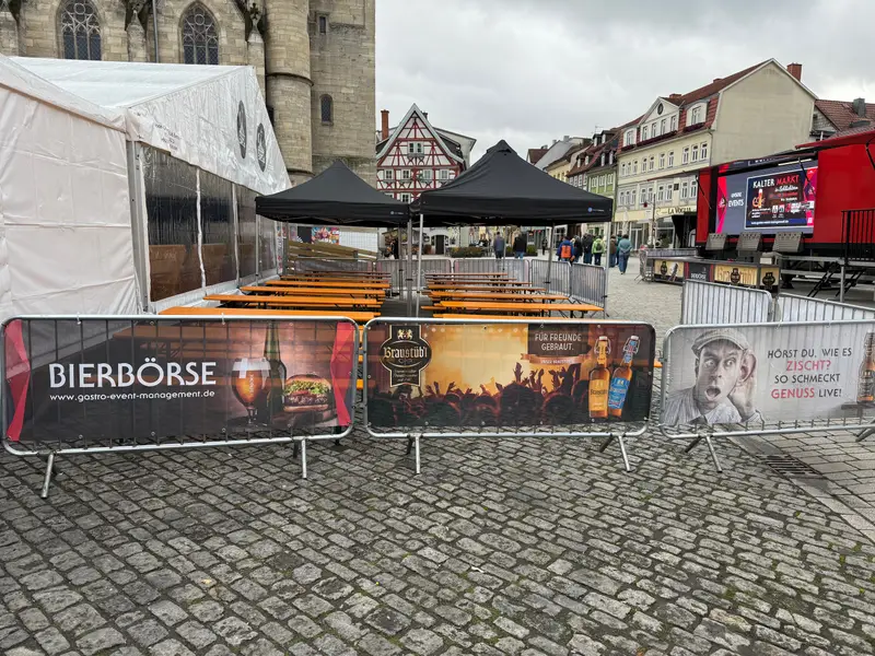 Bierbörse-Stand mit Sitzgelegenheiten auf dem Marktplatz
