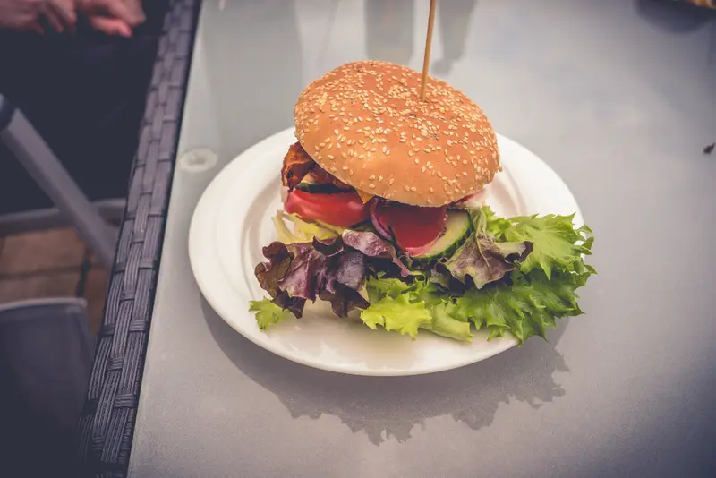 Frisch belegter Burger auf dem Teller