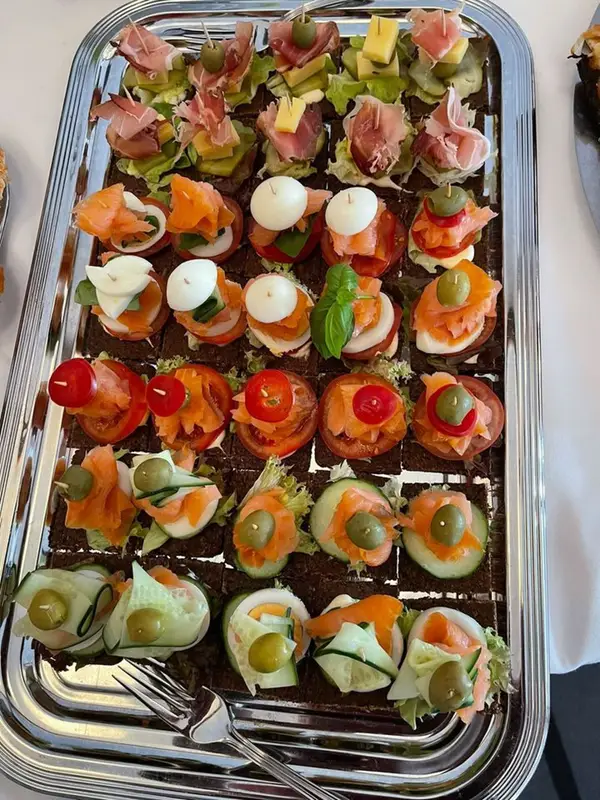 Fingerfood-Platte mit belegten Canapés