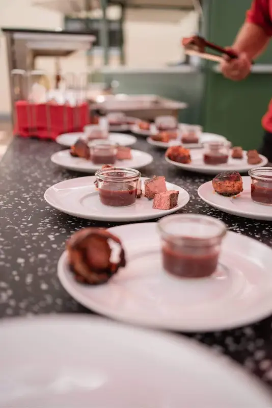 Angerichtete Desserts in der Reihe