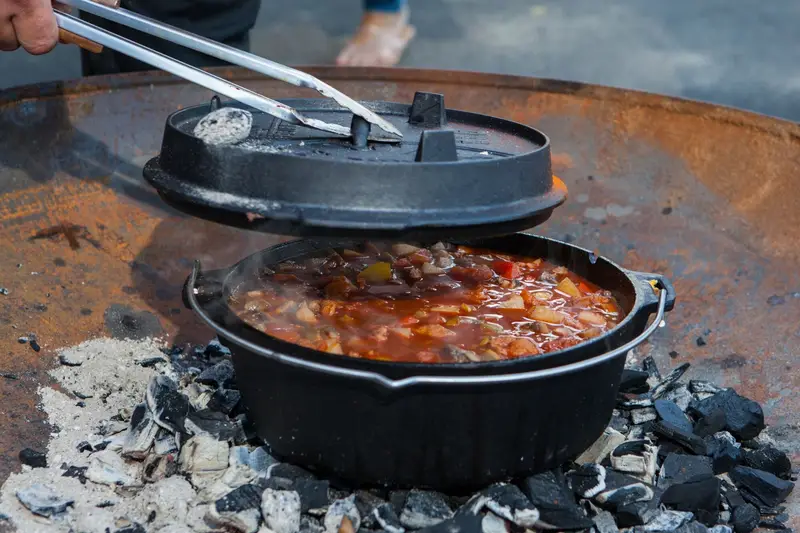 Dutch Oven auf glühender Kohle