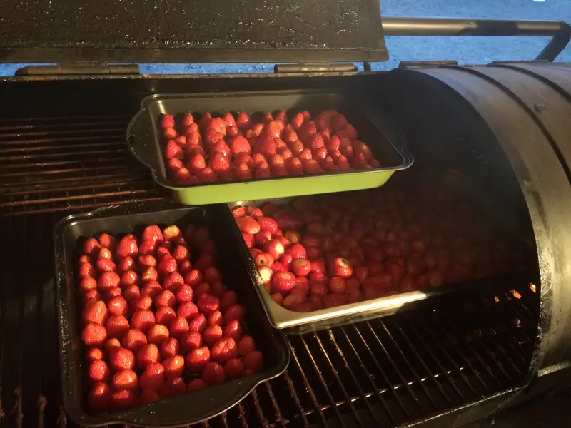 Erdbeeren im Smoker für das Dessert