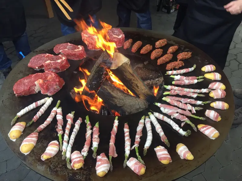 Steaks, Spieße und Speckröllchen auf der Feuerplatte