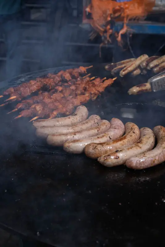 Bratwürste und Spieße auf der Feuerplatte