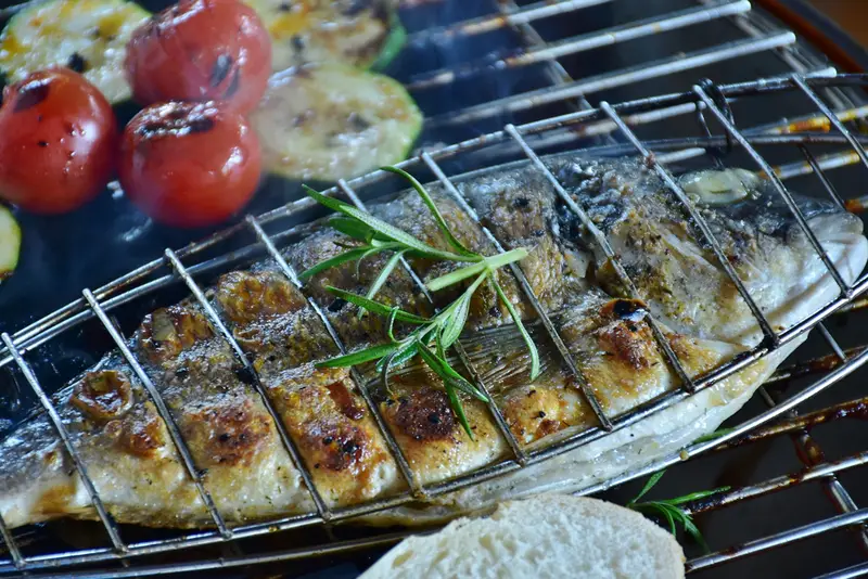 Ganzer Fisch mit Rosmarin vom Grill