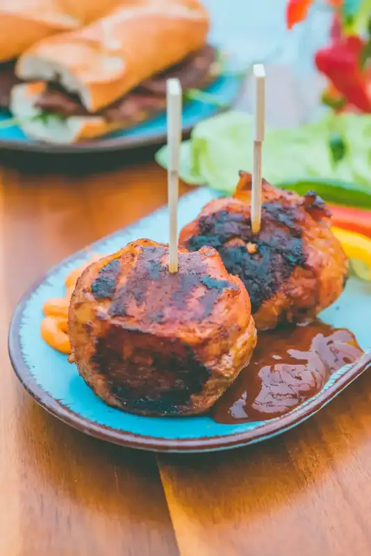 Gefüllte Fleischbällchen mit BBQ-Sauce