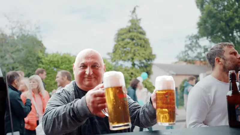 Gast mit zwei Maß Bier auf dem Event