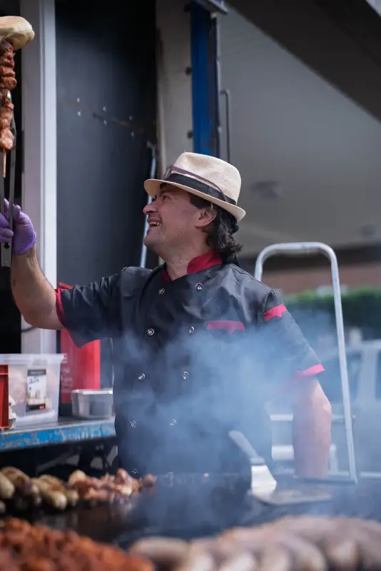 Grillmeister im Rauch der Feuerplatte