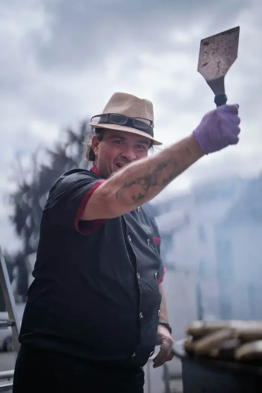 Grillmeister mit Grillwender an der Station