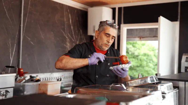 Koch bei der Arbeit in der integrierten Gastro-Großküche