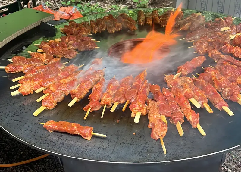 Spieße auf der heißen Plancha