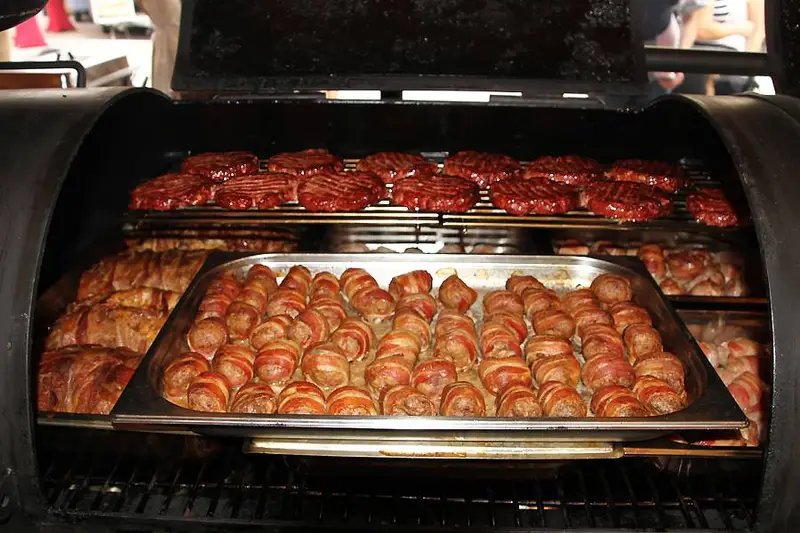 Spareribs und Bacon-Röllchen im Smoker