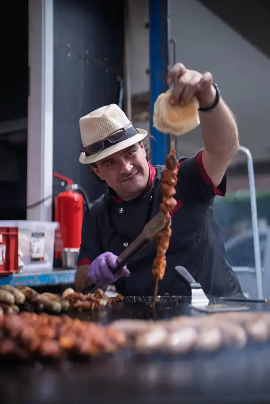 Grillmeister präsentiert einen frisch gegrillten Spieß
