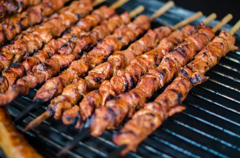 Fleischspieße auf dem Grillrost