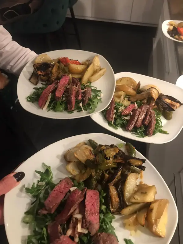 Angerichtete Steak-Teller mit Beilagen