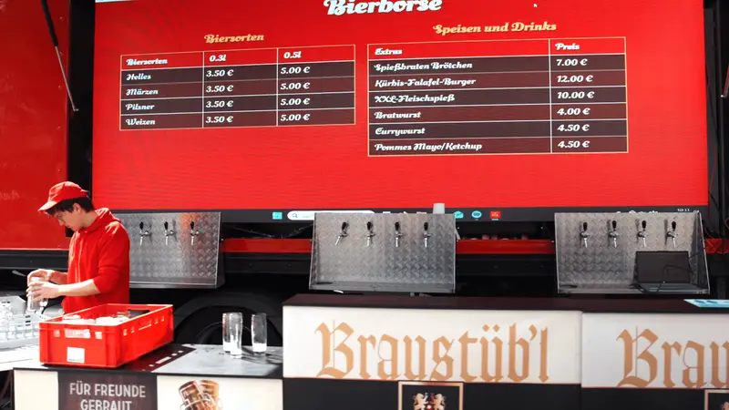 Theke mit Zapfanlage und digitaler Preistafel