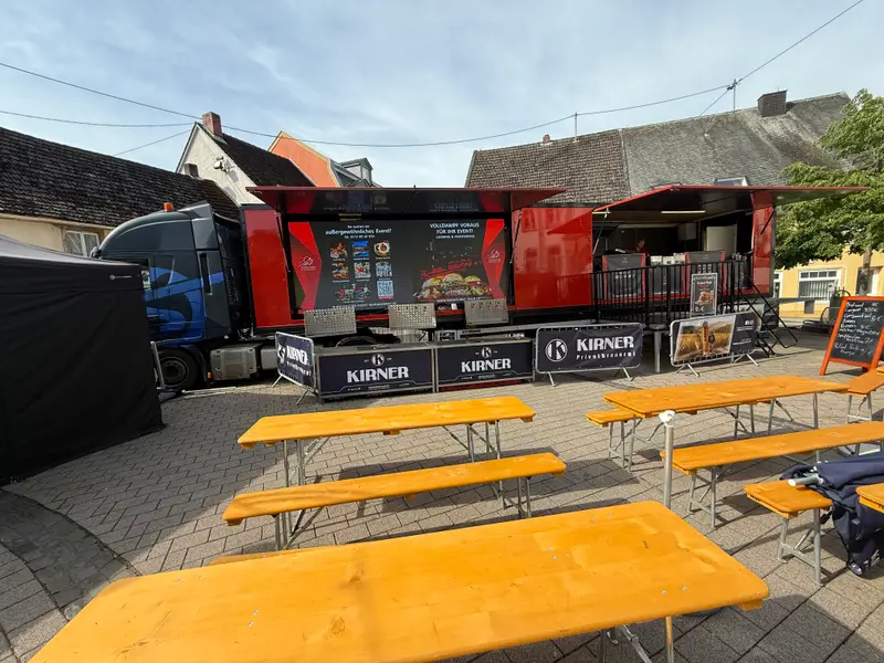 Biergarten-Bestuhlung vor dem Gastro-Liner