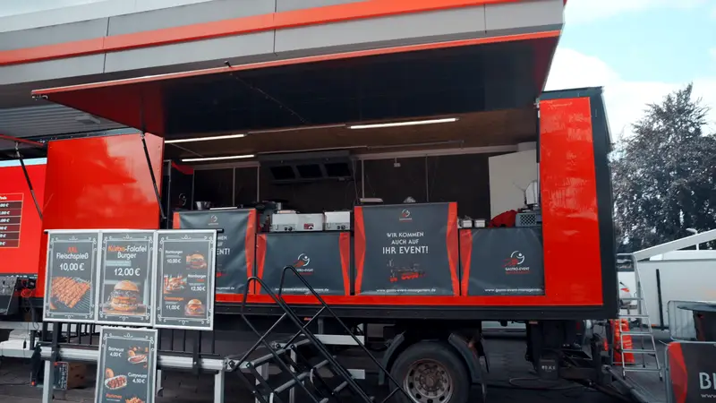Der geöffnete Gastro-Liner mit Menütafeln