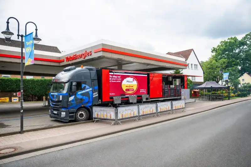 Der aufgebaute Gastro-Liner am Straßenrand
