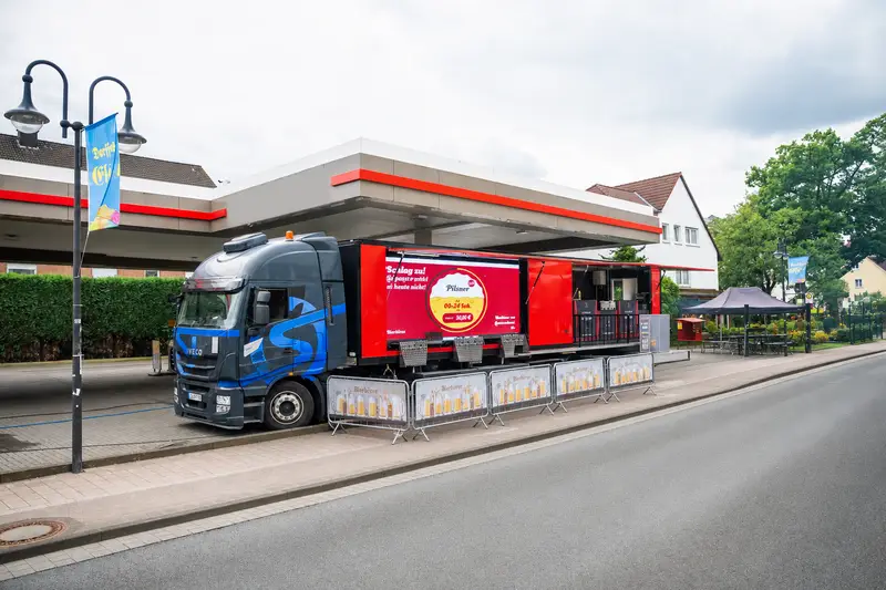 Der Gastro-Liner aufgebaut an der Tankstelle