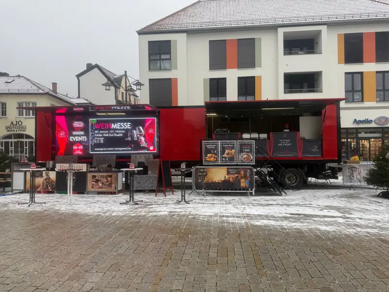 Der Gastro-Liner auf dem Weihnachtsmarkt im Schnee