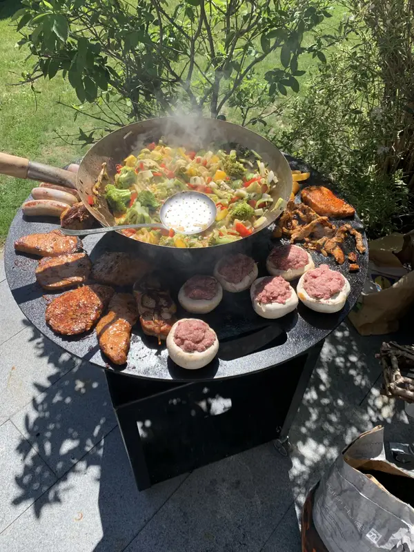 Großer Wok mit Paella und Grillbeilagen