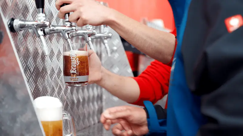 Detailaufnahme der Zapfhähne beim Bierzapfen