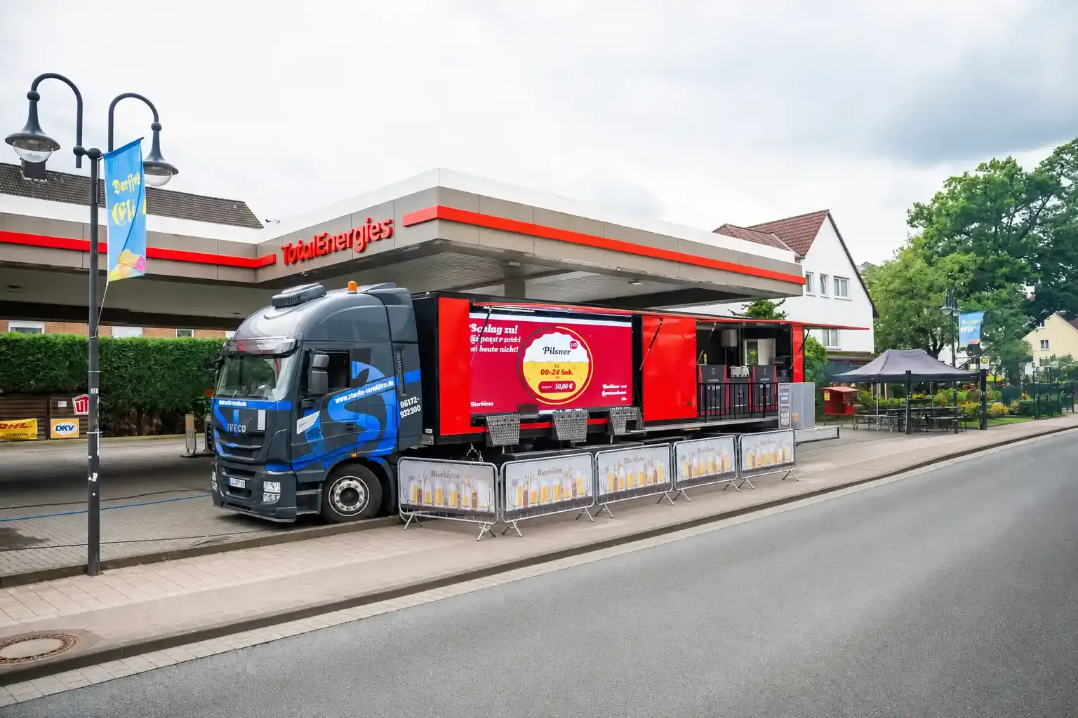 Der aufgebaute Gastro-Liner am Straßenrand mit ausgefahrener Theke