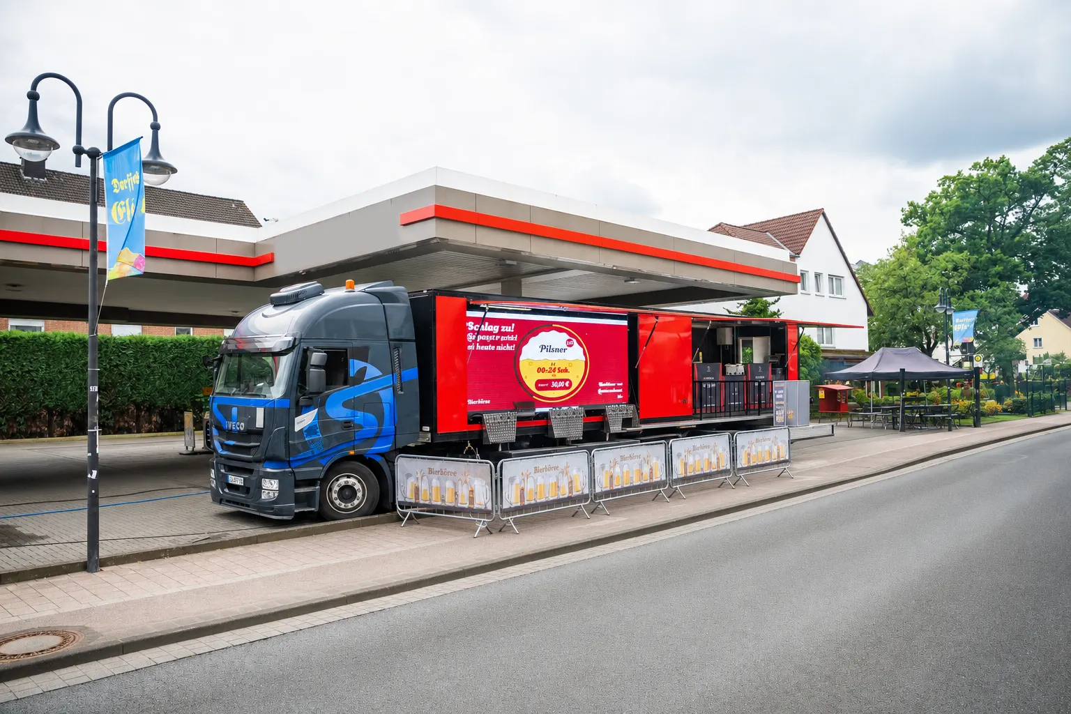 Der Gastro-Liner aufgebaut an der Tankstelle mit ausgefahrener Theke