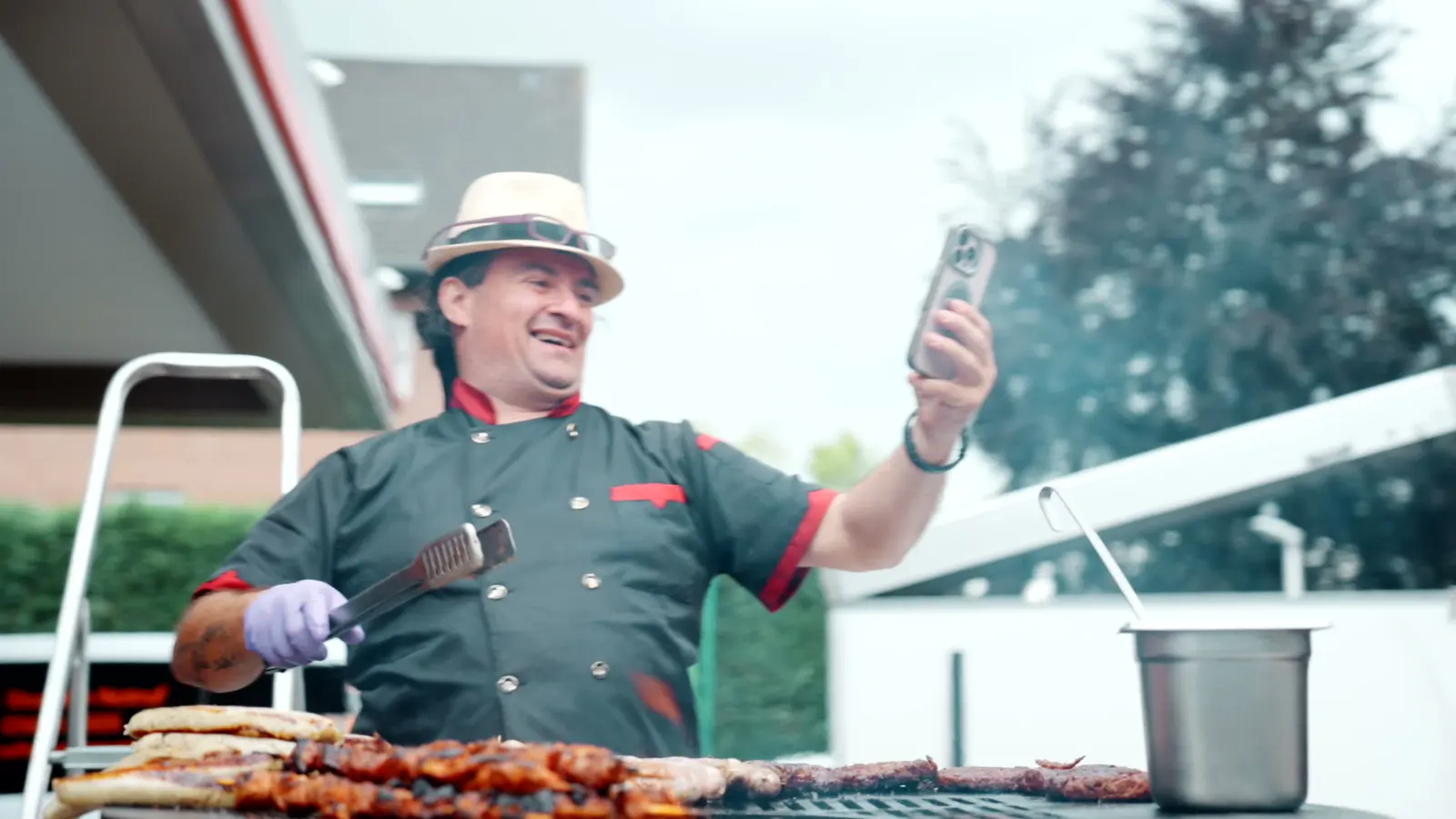 Vorschaubild: Grillmeister an der Feuerplatte des Gastro-Liners